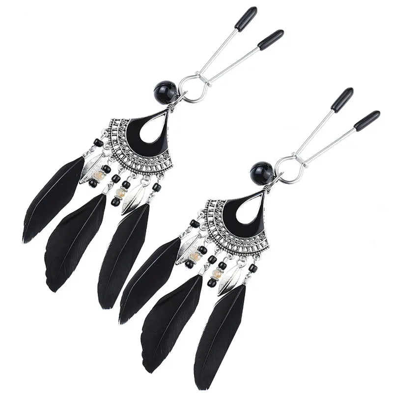 Pinzas fetichista aprieta Pezones con joyeria plumas negras BDSM