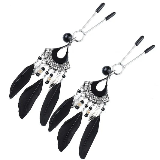 Pinzas fetichista aprieta Pezones con joyeria plumas negras BDSM