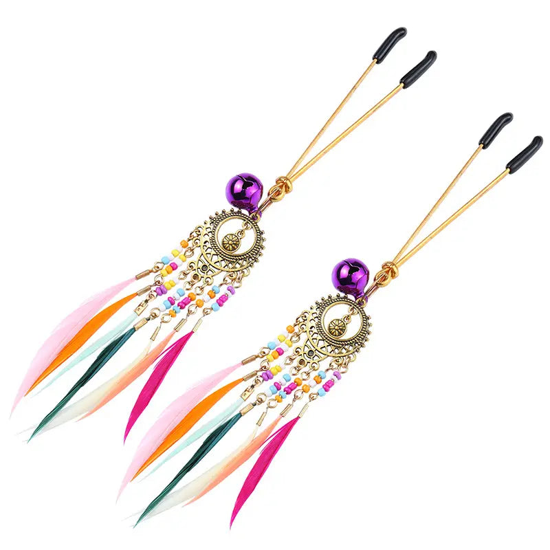 Pinzas fetichista aprieta Pezones con joyeria plumas de colores BDSM