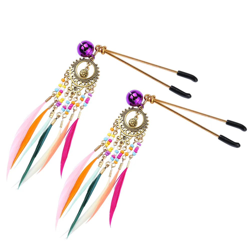 Pinzas fetichista aprieta Pezones con joyeria plumas de colores BDSM