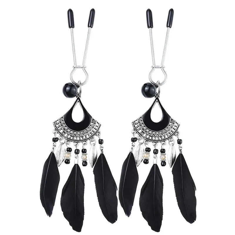 Pinzas fetichista aprieta Pezones con joyeria plumas negras BDSM
